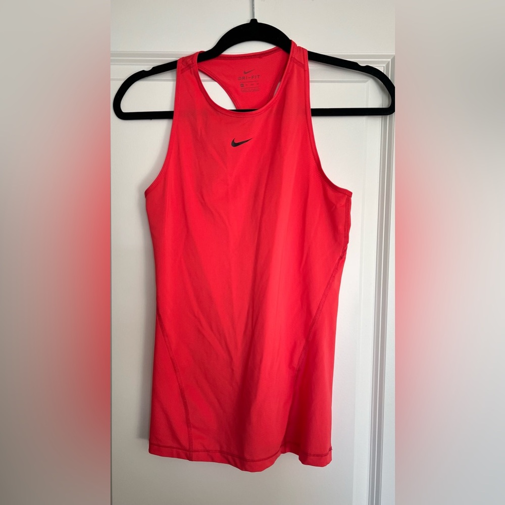 2 Nike tanks